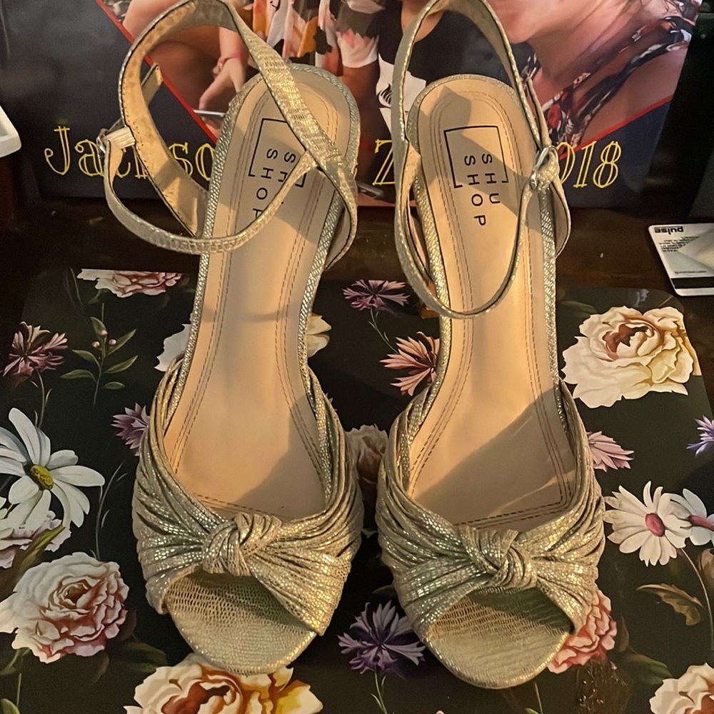 Adorable gold ShuShop heels size 8🤩💛✨